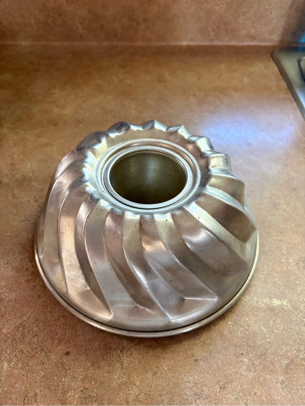 8 inch Turban Swirl Bundt Cake Pan - Classic Non-Branded Bakeware 3 inches deep